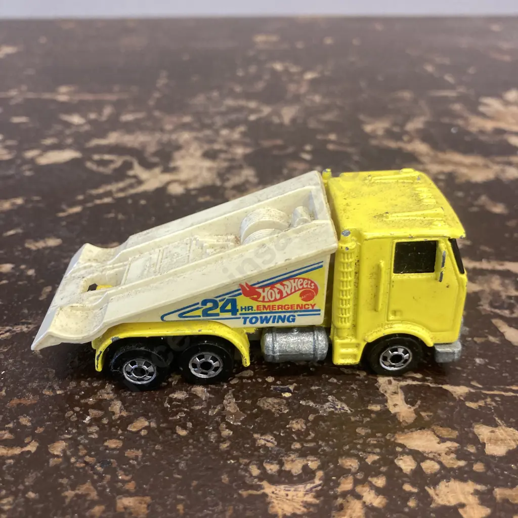 1985 Mattel Inc Hot Wheels Wreckin' Rig Truck, Yellow With Ramp & 1990  Avalanche Resort Guest Services Purple Jeep Image 1++